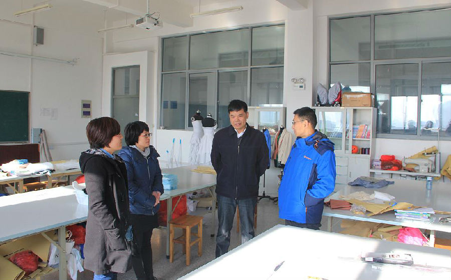 校领导看望备战技能大赛师生1.jpg
