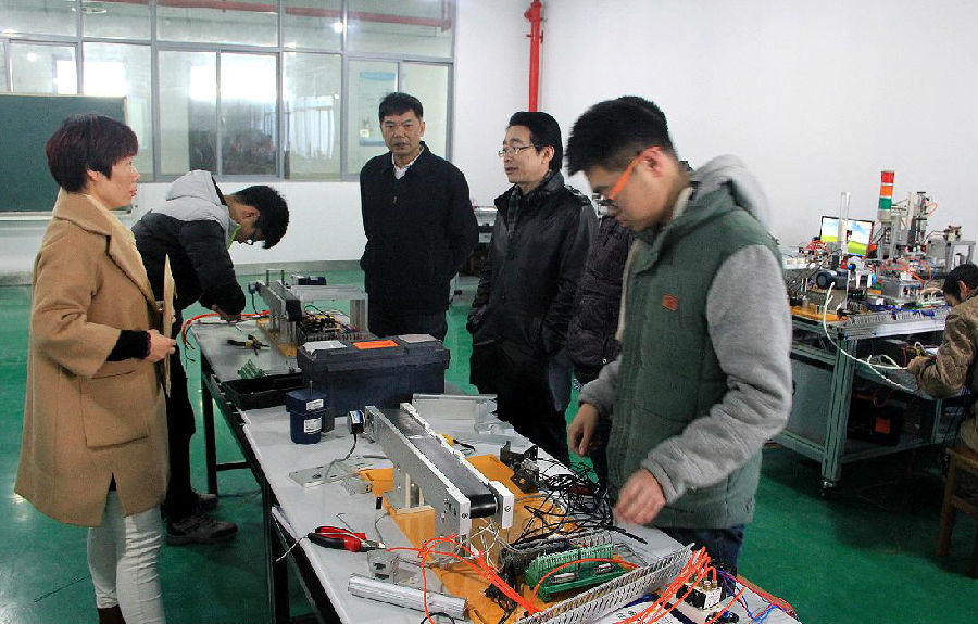 校领导看望备战技能大赛师生4.jpg